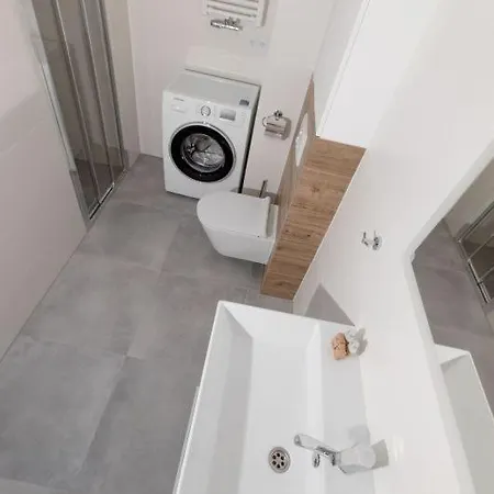 Klifowa 33 *